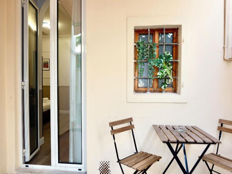 El Roy Garden Rooms image