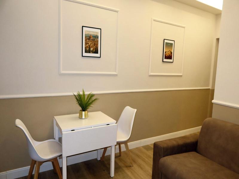 El Roy Garden Rooms image