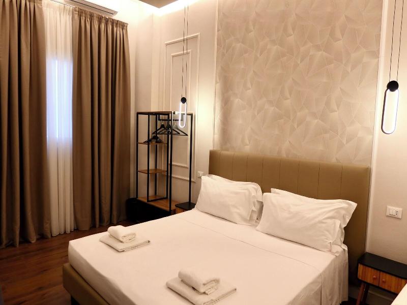 El Roy Garden Rooms image