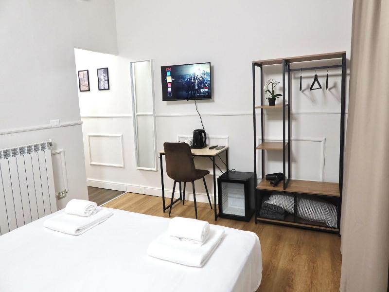 El Roy Garden Rooms image