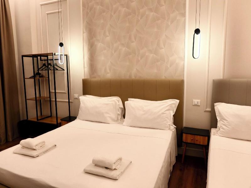 El Roy Garden Rooms image