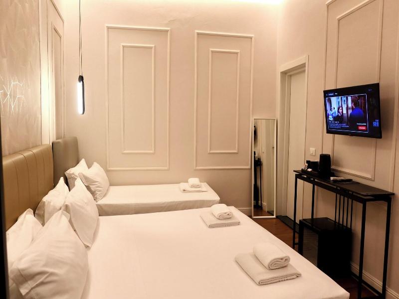 El Roy Garden Rooms image