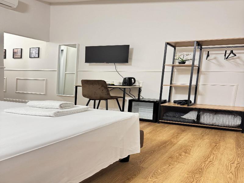 El Roy Garden Rooms image