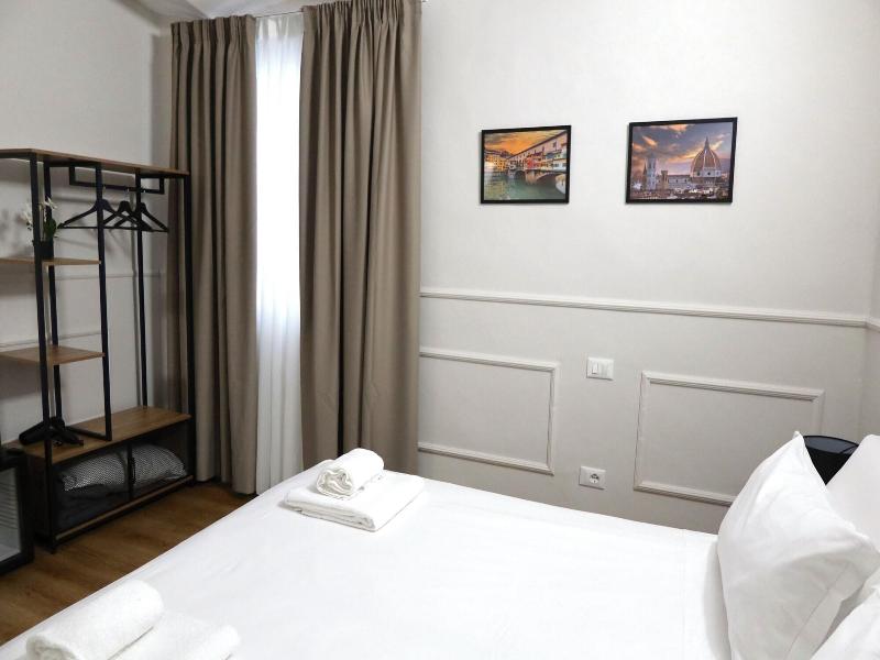 El Roy Garden Rooms image