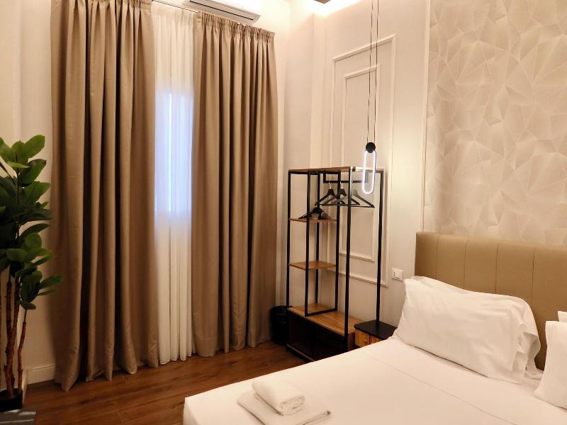 El Roy Garden Rooms image