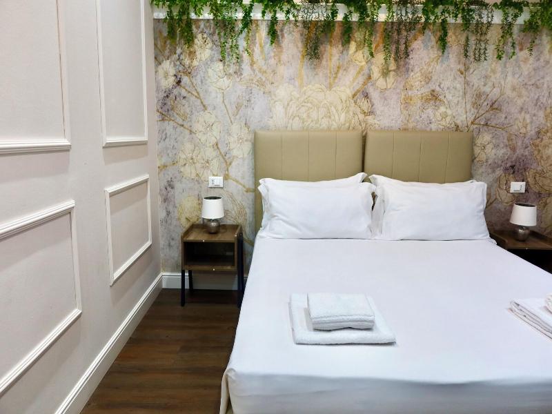 El Roy Garden Rooms image