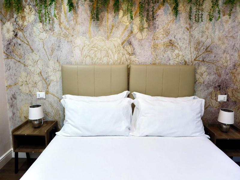 El Roy Garden Rooms image