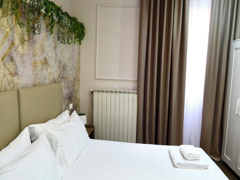 El Roy Garden Rooms image