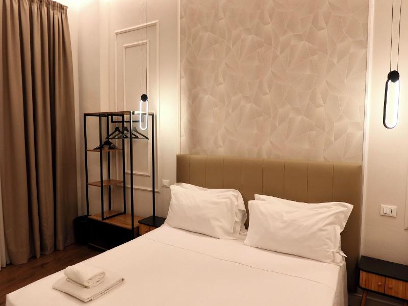 El Roy Garden Rooms image