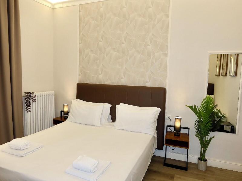 El Roy Garden Rooms image