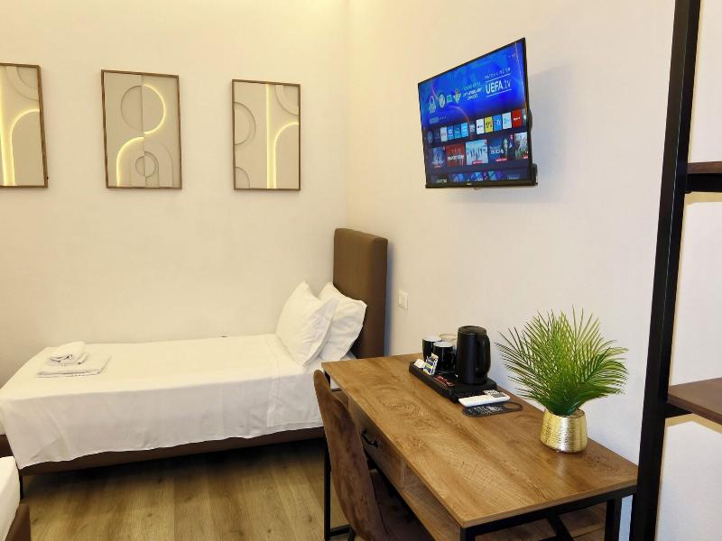 El Roy Garden Rooms image