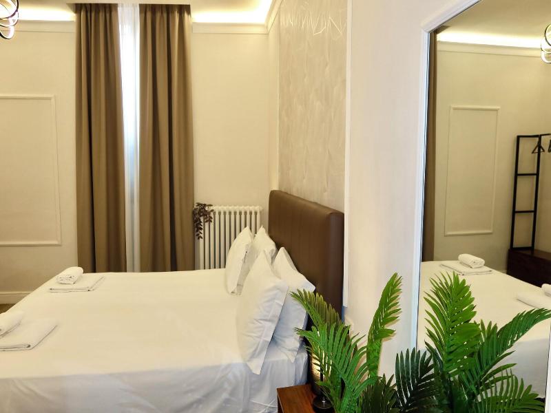 El Roy Garden Rooms image