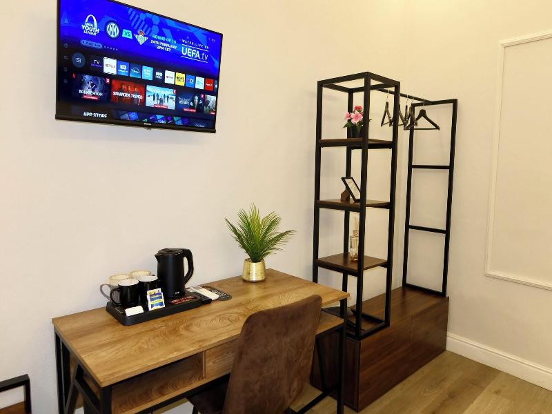 El Roy Garden Rooms image