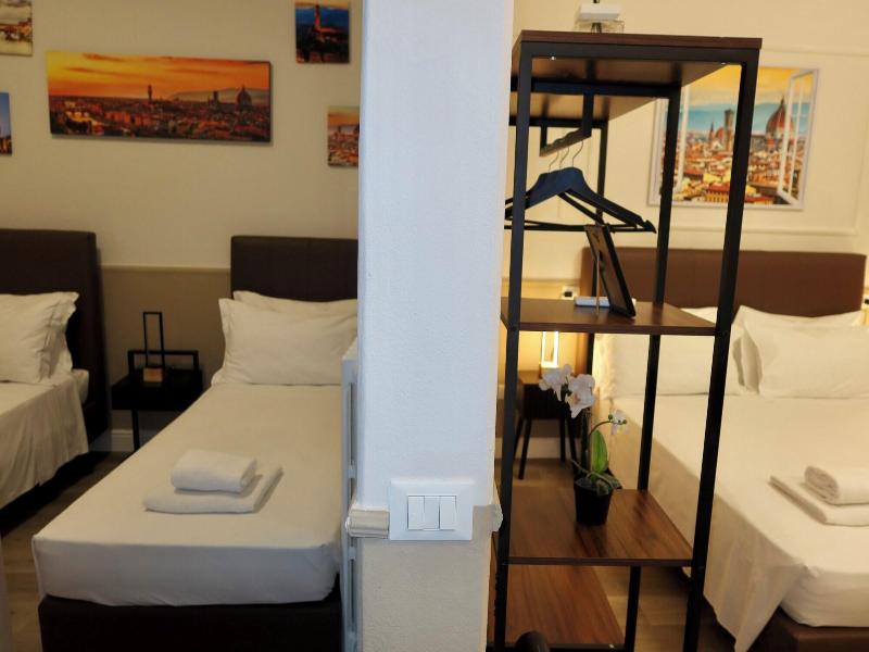 El Roy Garden Rooms image