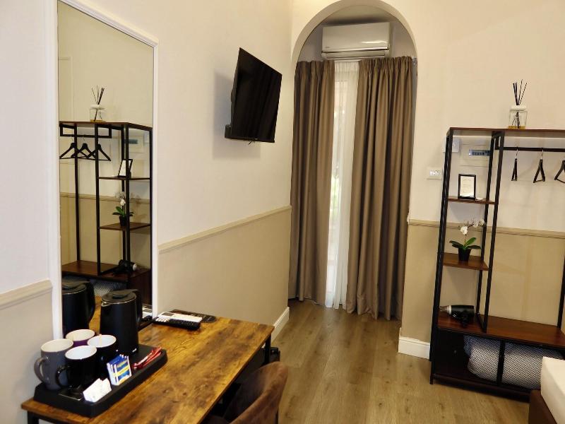 El Roy Garden Rooms image