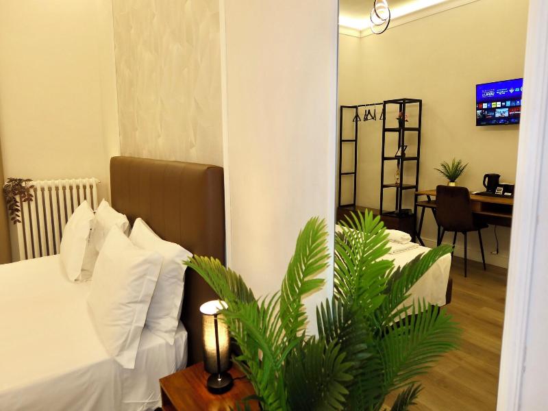 El Roy Garden Rooms image