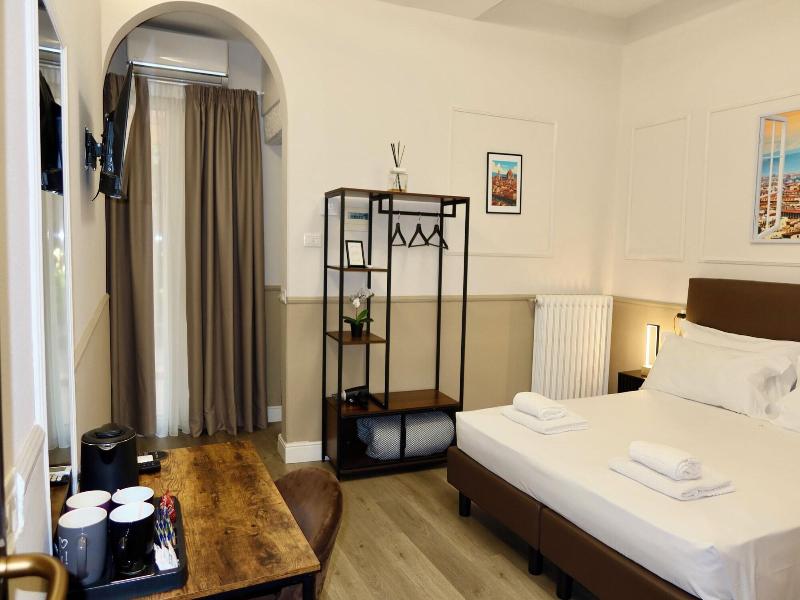 El Roy Garden Rooms image