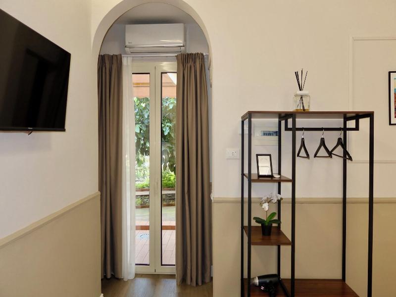 El Roy Garden Rooms image