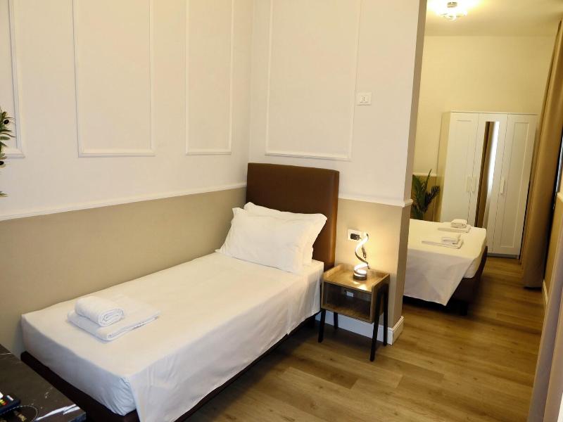 El Roy Garden Rooms image