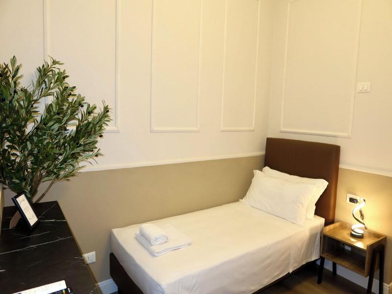 El Roy Garden Rooms image
