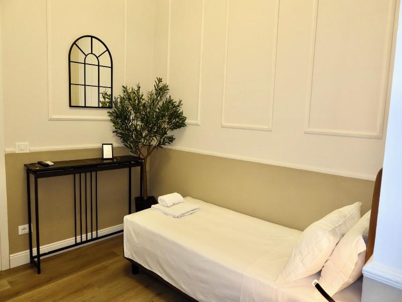 El Roy Garden Rooms image