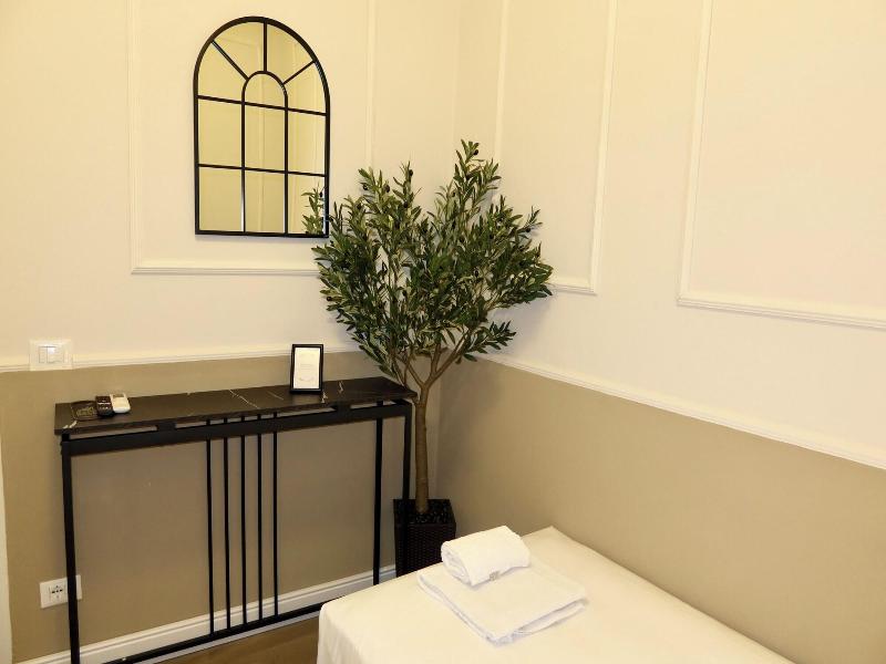 El Roy Garden Rooms image