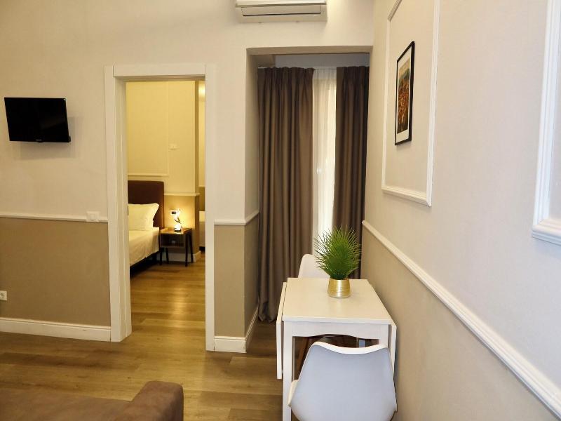 El Roy Garden Rooms image
