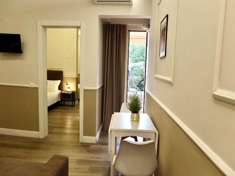 El Roy Garden Rooms image