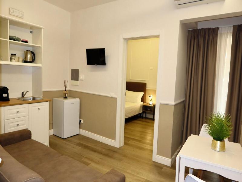 El Roy Garden Rooms image