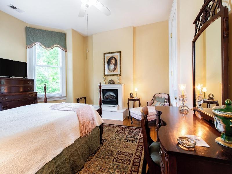 Dupont Mansion Bed Breakfast image