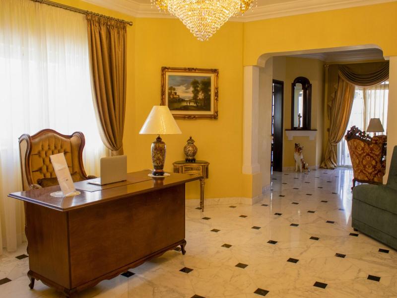 100 Boutique Living