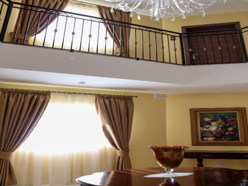 100 Boutique Living