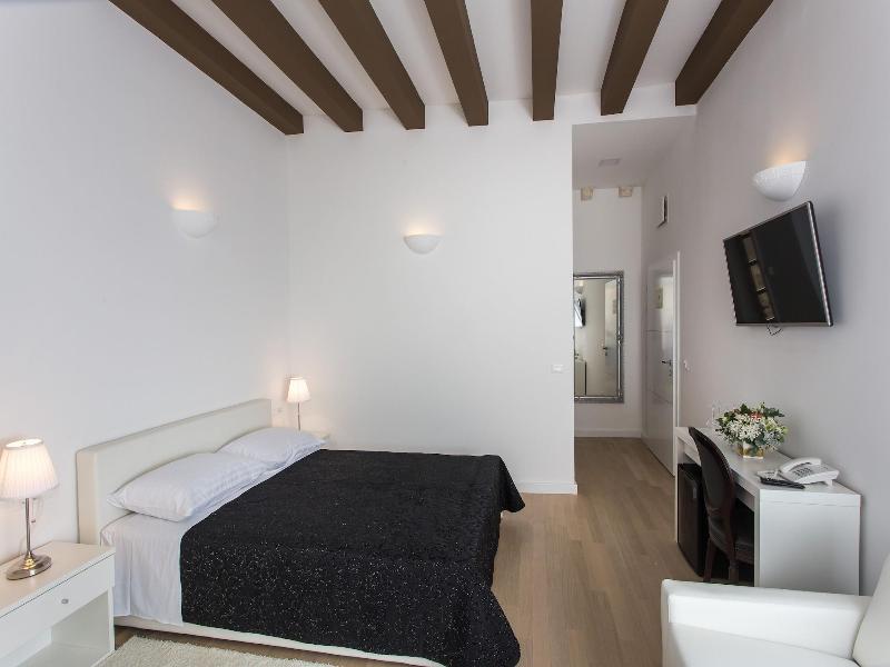 Klarisa Palace Rooms image