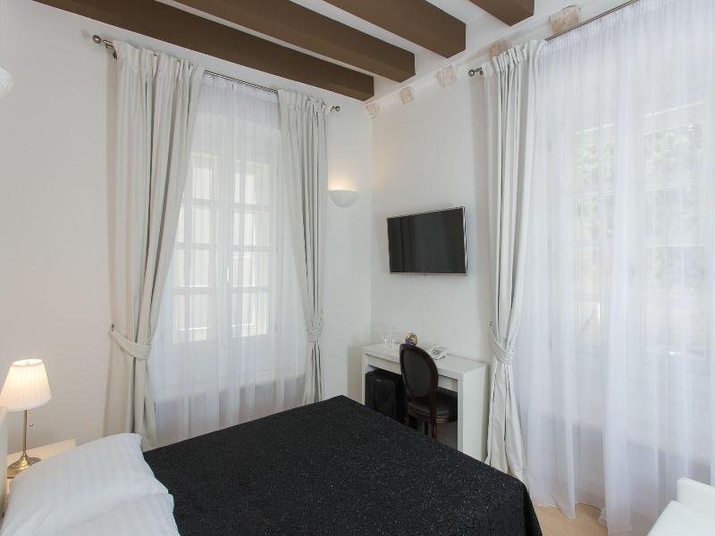 Klarisa Palace Rooms image