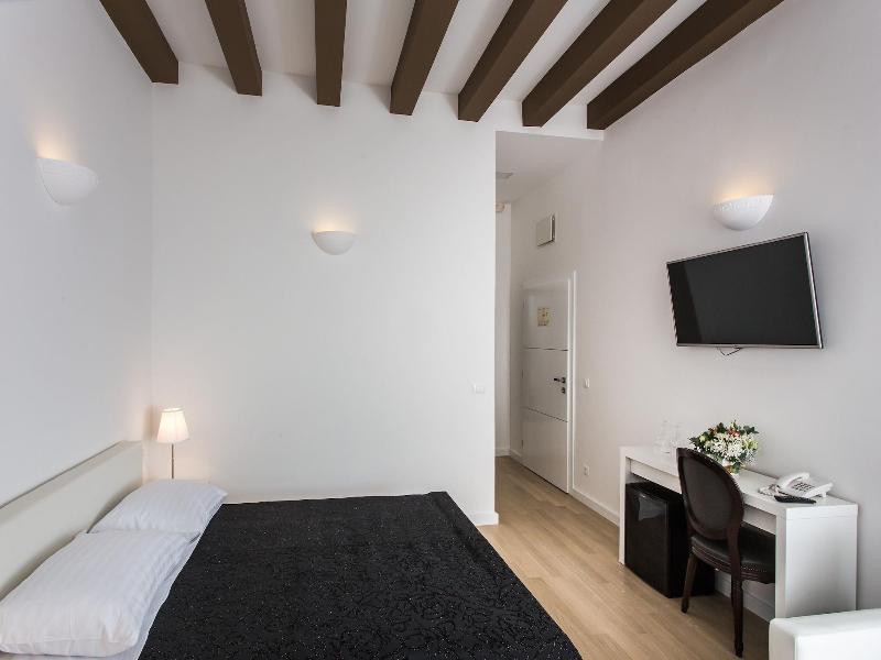 Klarisa Palace Rooms image