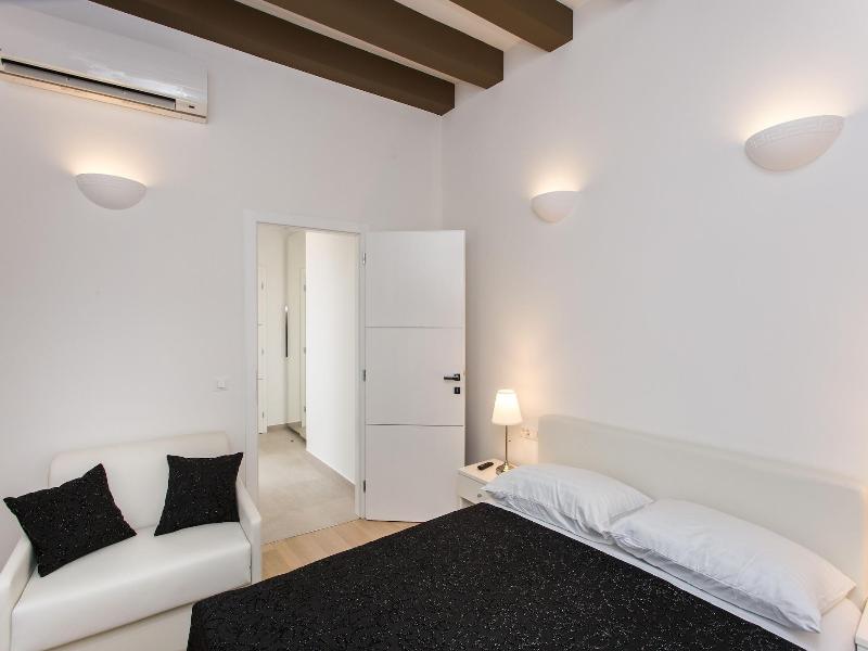 Klarisa Palace Rooms image