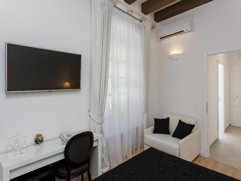 Klarisa Palace Rooms image