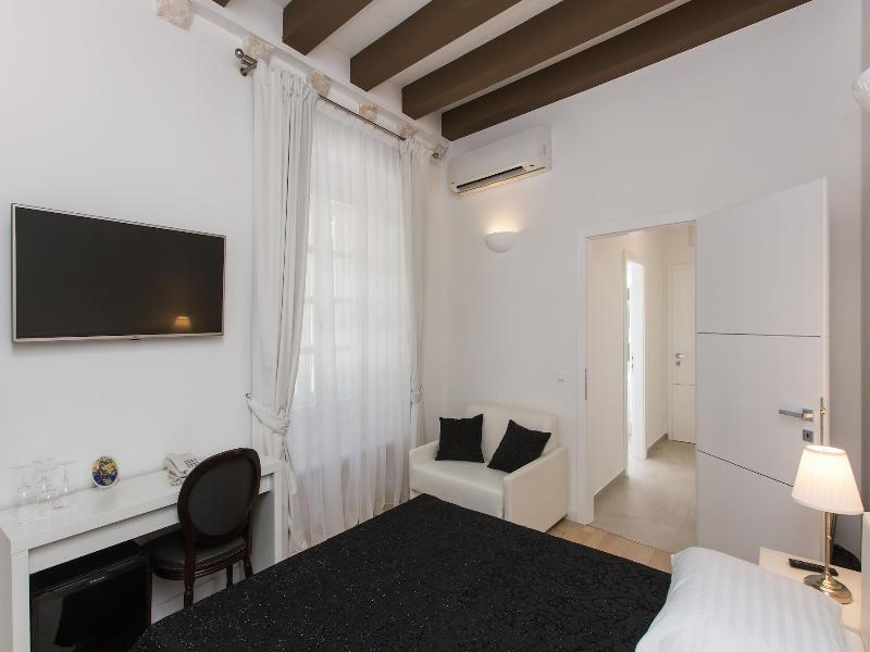 Klarisa Palace Rooms image