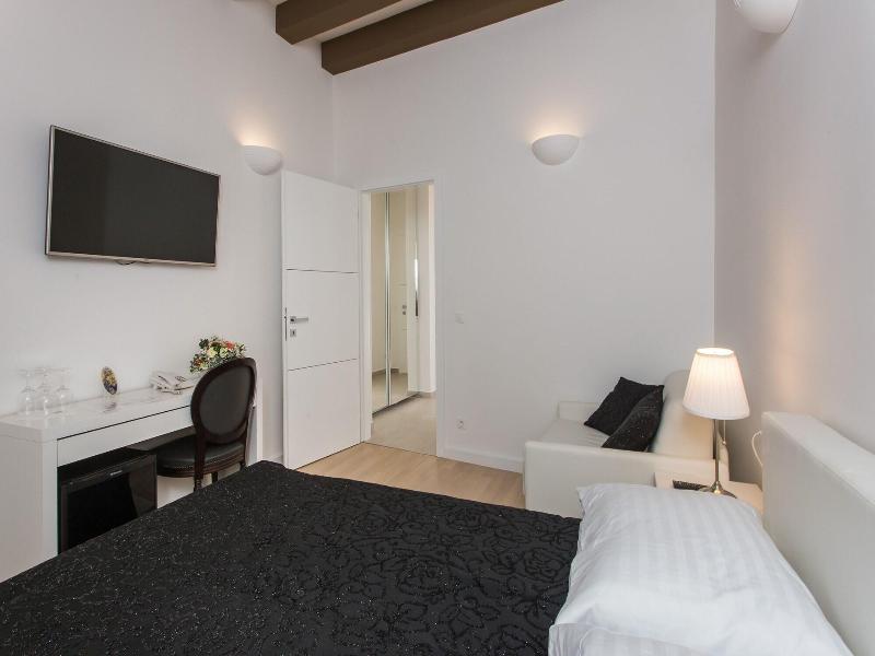 Klarisa Palace Rooms image