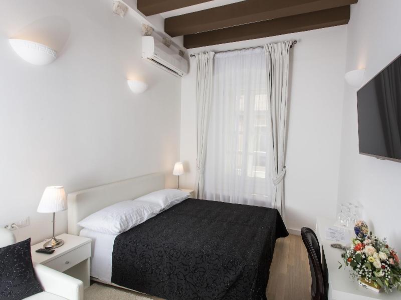 Klarisa Palace Rooms image