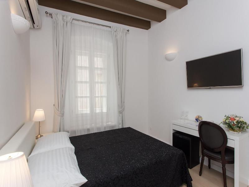 Klarisa Palace Rooms image