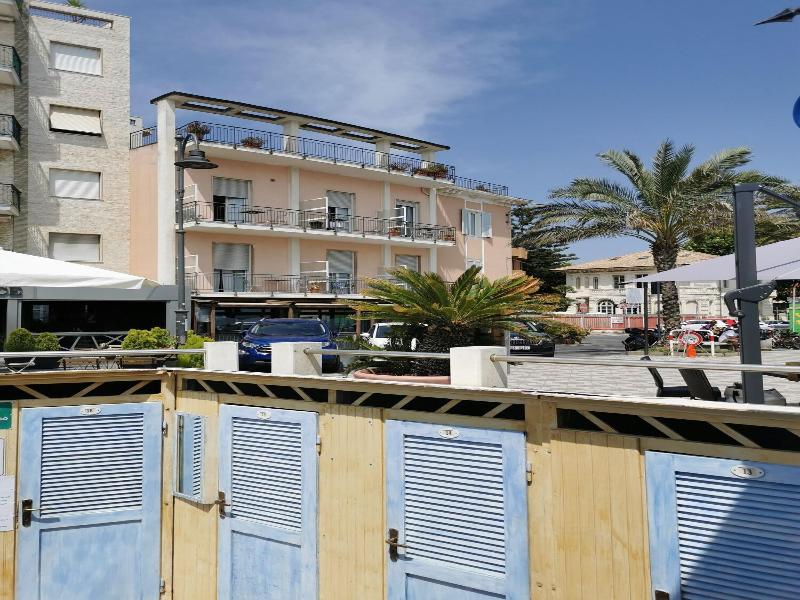Albium Hotel image