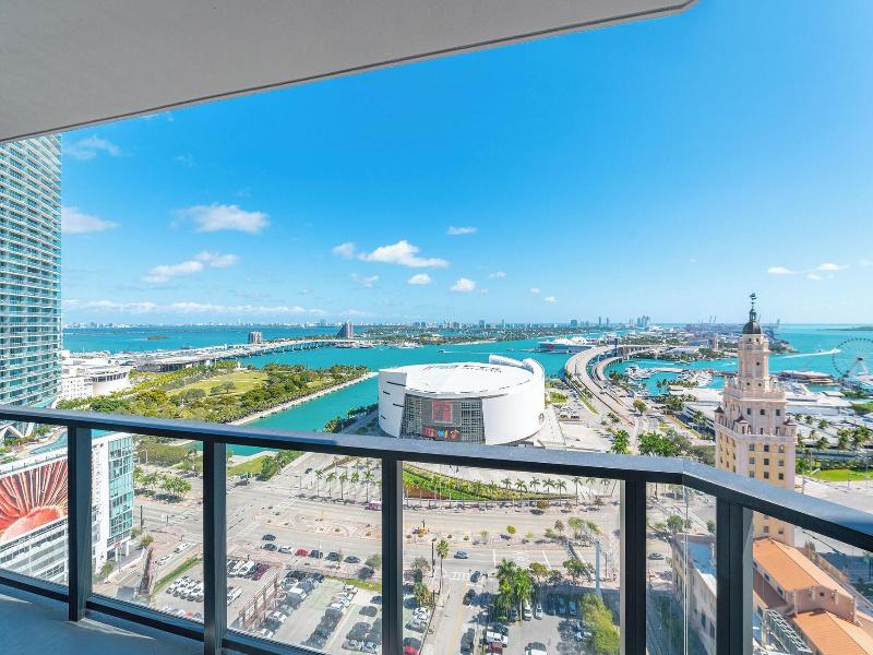 Global Luxury Suites Miami Worldcenter — exterior view