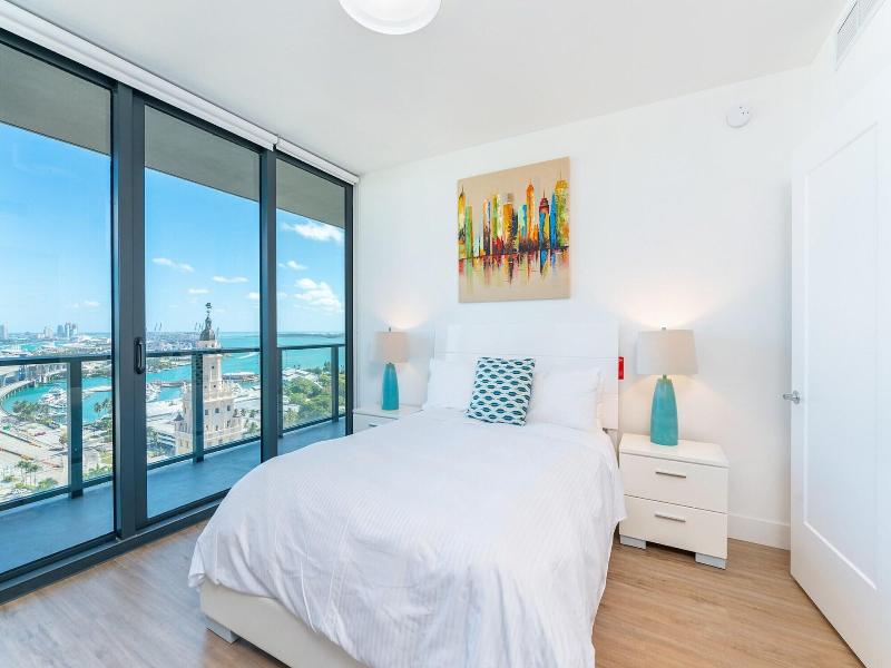 Global Luxury Suites Miami Worldcenter image