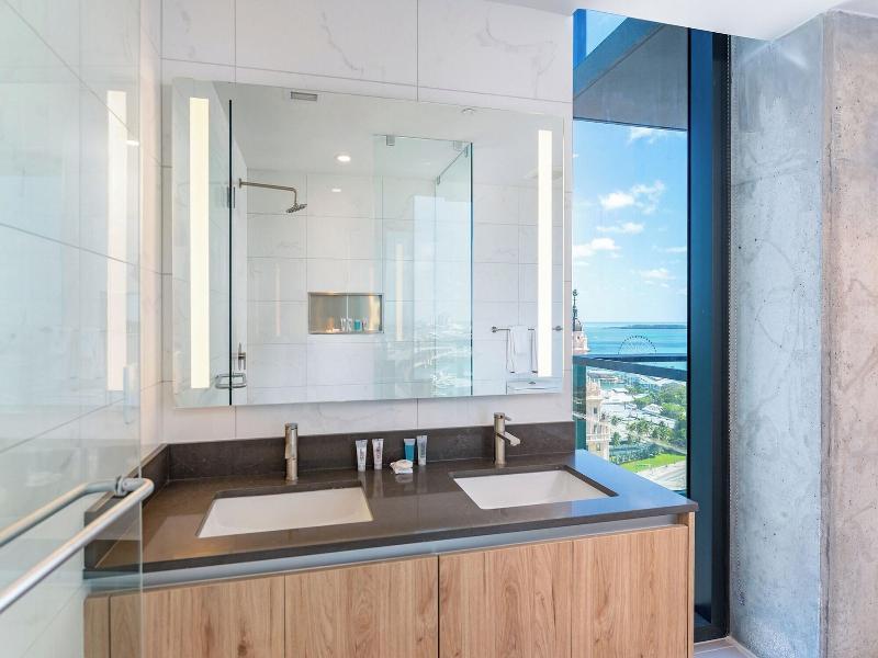 Global Luxury Suites Miami Worldcenter image