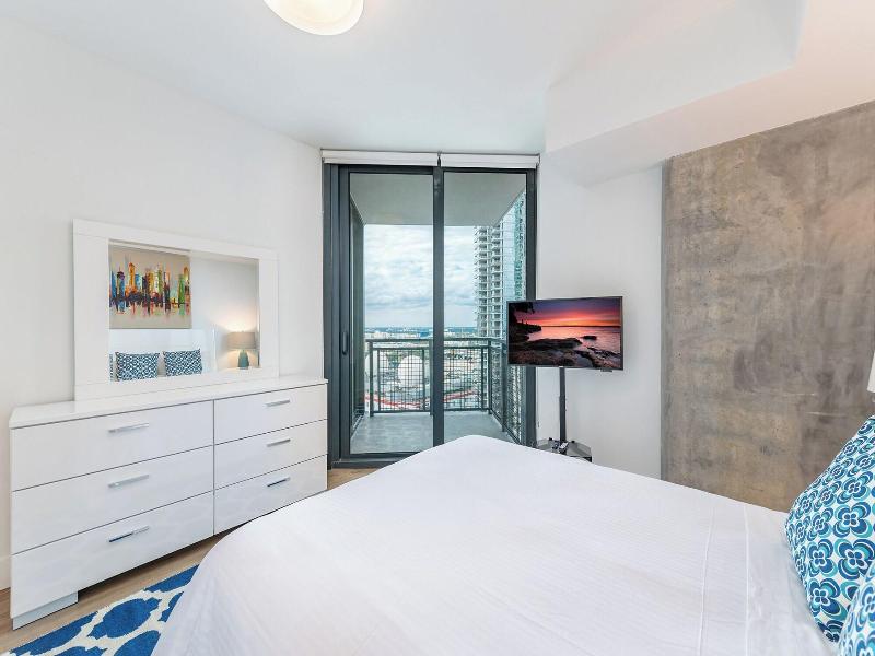 Global Luxury Suites Miami Worldcenter image