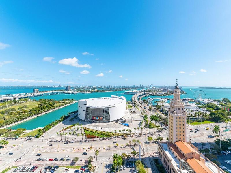 Global Luxury Suites Miami Worldcenter image