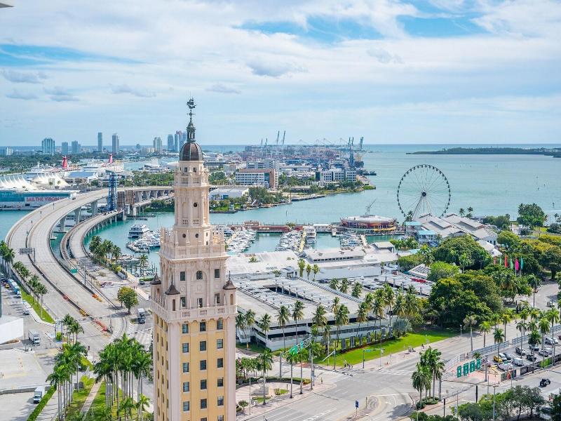 Global Luxury Suites Miami Worldcenter image