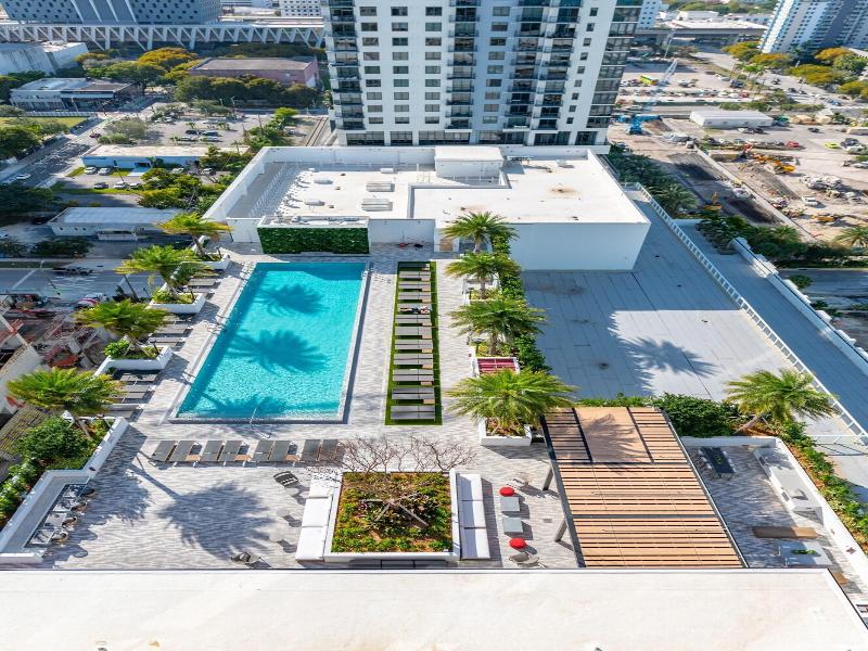 Global Luxury Suites Miami Worldcenter image