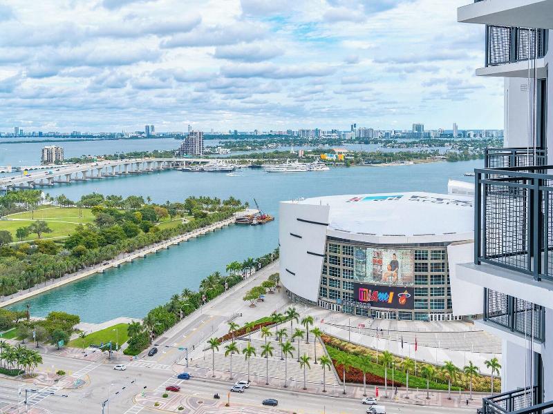Global Luxury Suites Miami Worldcenter image